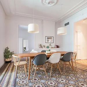 6 En Modernista En El Corazon De , Barcelona Spain